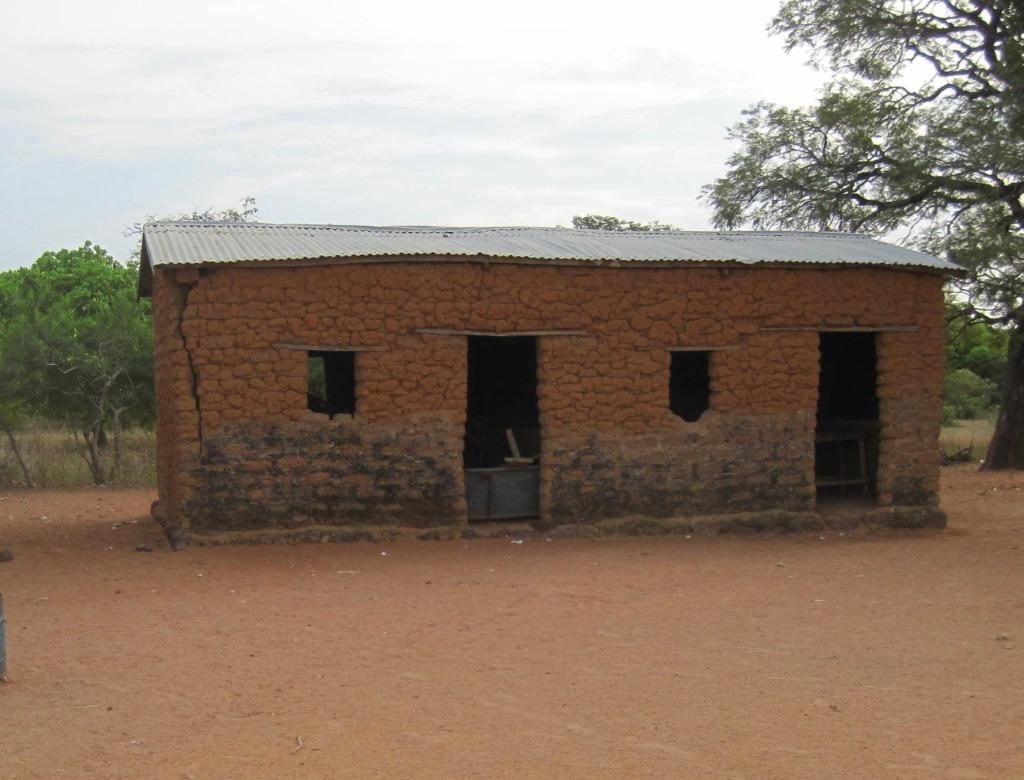 Mud-brick school in Zangabougou
